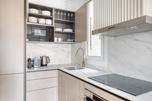 Kühlschrank, Mikrowelle, Ofen, Herdplatte
