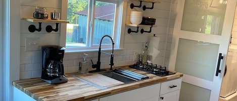 Refrigerador, microondas, parrilla de estufa y cafetera y tetera