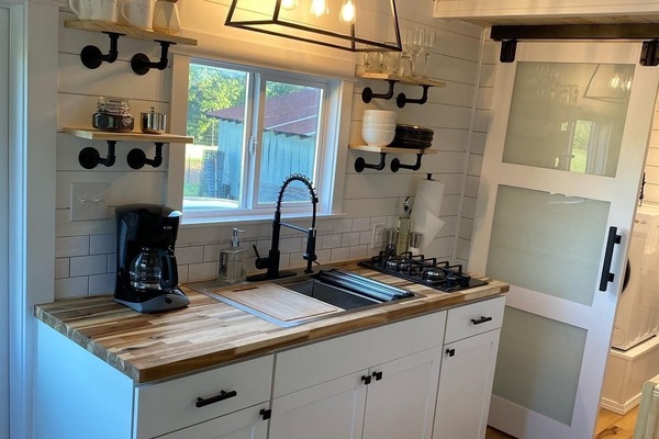 Refrigerador, microondas, parrilla de estufa y cafetera y tetera