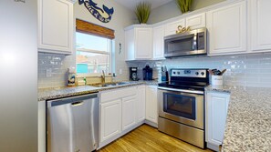 Réfrigérateur, four à micro-ondes, un four, surface de cuisson