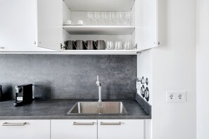 Kylskåp, mikrovågsugn, ugn och diskmaskin