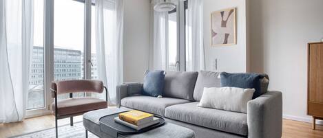 Una televisión, un reproductor estéreo