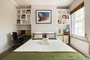 2 slaapkamers, een bureau, een strijkplank/strijkijzer, reisbedje