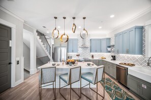 House, 6 Bedrooms | Private kitchen | Fridge, oven, coffee/tea maker, toaster