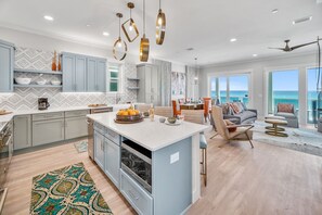 House, 6 Bedrooms | Private kitchen | Fridge, oven, coffee/tea maker, toaster