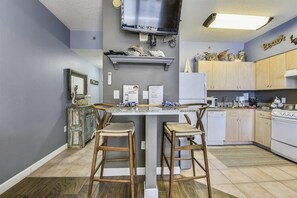 Condo, 1 habitación | Cocina privada | Refrigerador, horno, cafetera y tetera y tostadora
