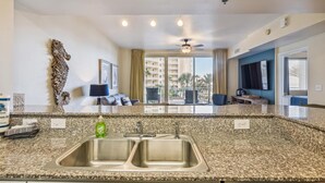 Kondominium, 1 kamar tidur | Dapur pribadi | Mesin pembuat kopi/teh, lemari es, oven, dan pemanggang roti