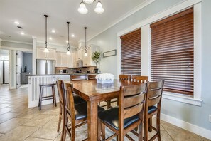 House, 4 Bedrooms | Dining