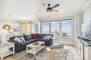 Condo, 2 quartos | Área de estar