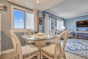 Apartamento, 2 habitaciones | Restauración