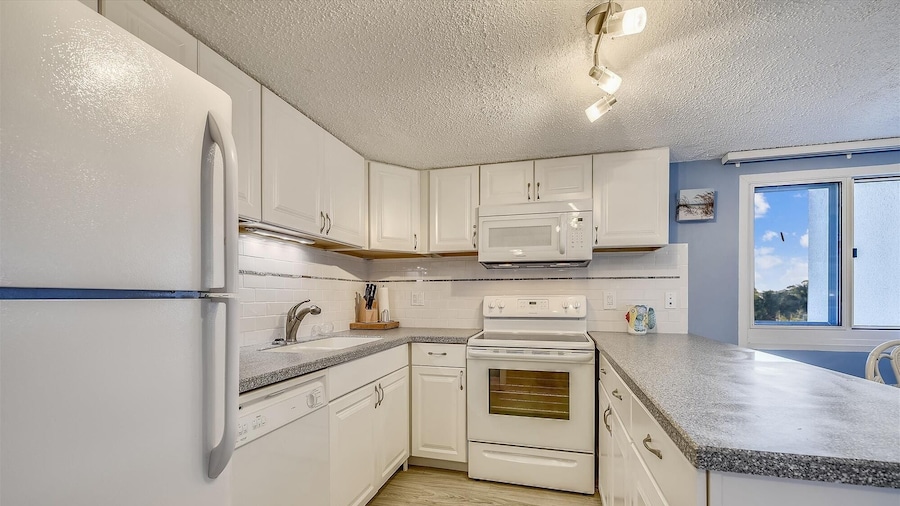 Recently Renovated 2bd, Sleeps 6 Pinnacle Port, W/ Boat Ramp 2 Bedroom Condo by RedAwning