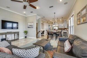 Living area - 4120 Utes Street - Salty Beach  -  4 Bedroomsleeps 14) Home by Redawning (Panama City Beach)