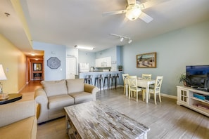 Condo, 2 Bedrooms | Living area