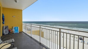 Un balcón con vista a la playa y al océano.