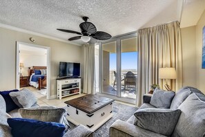 Condo, 2 Bedrooms | Living area