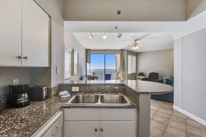 Condo, 1 chambre | Cuisine privée | Réfrigérateur, un four, cafetière-théière, grille-pain