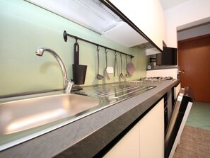 Microwave, dishwasher - Lovely apartment for 4 guests with A/C, WIFI, pool, TV, terrace and pets allowed (Rosolina)