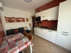 Interior - Nice apartment for 4 guests with pool, A/C, WIFI, TV, terrace and pets allowed (Rosolina)