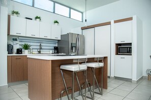 Fridge, microwave, oven, stovetop - House close to the beach, adventure parks and authentic Puerto Rican restaurants (Luquillo)