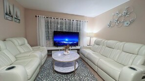 Smart TV - Stunning Vacation House with Pool Near Beach (West Melbourne)