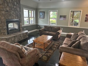 Smart TV, lettore DVD, tavolo da calcetto, libri