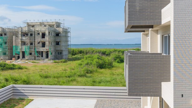 Un bâtiment moderne avec vue sur la mer.