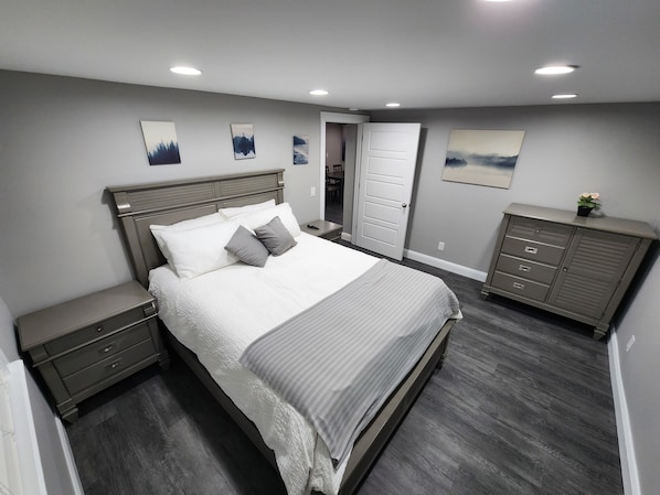 2 室のベッドルーム、アイロン / アイロン台、WiFi (無料)、ベッドシーツ