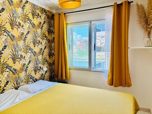 1 chambre, fer et planche Ă repasser
