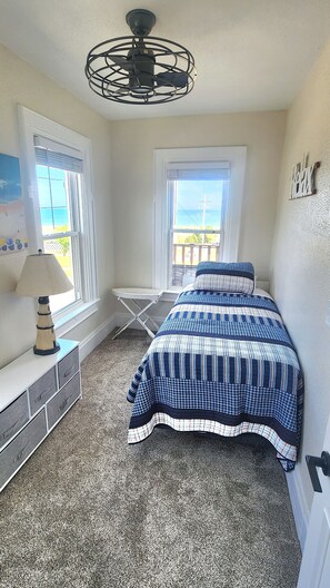 4 bedrooms, in-room safe, iron/ironing board, travel cot - The Beach Haven at Michigan Blvd. (Racine)