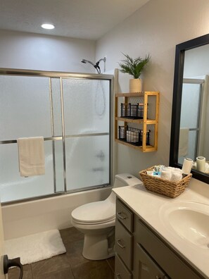 Whirlpool, Haartrockner, Handtücher, Seife