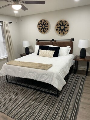 4 Schlafzimmer, Schreibtisch, Bügeleisen/Bügelbrett, Reisekinderbett