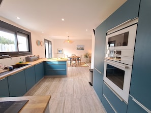 Fridge, microwave, oven, dishwasher - MARION I 8 couchages I Plage, forêt & marais à pied (Les Sables-d´Olonne)
