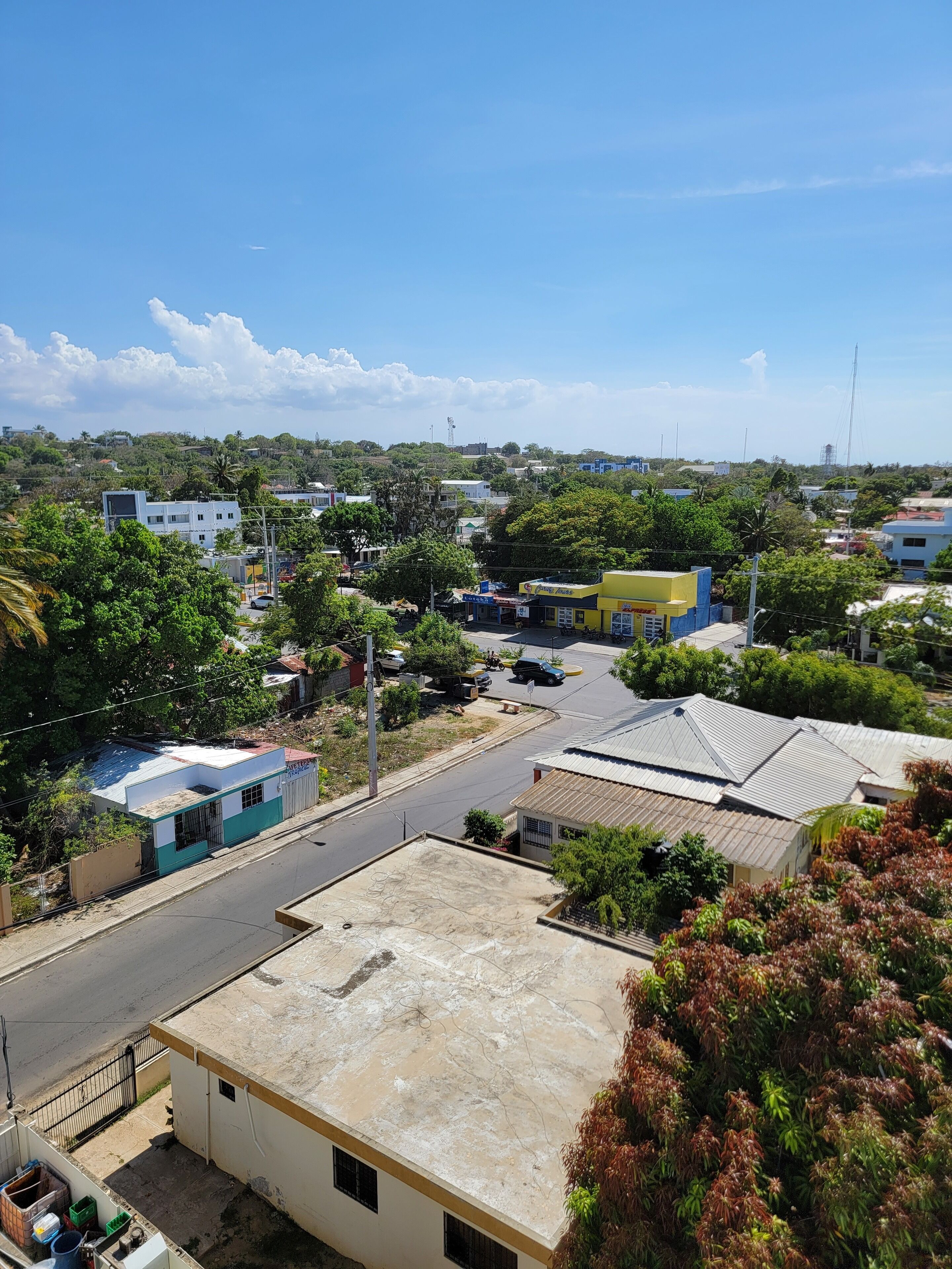 Zona residencial con casas, una calle y cielo despejado.