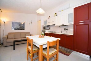 Interior - Two-room villa with air conditioning and barbecue (Santa Teresa Gallura)
