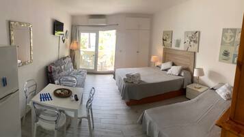 Iron/ironing board, WiFi, bed sheets