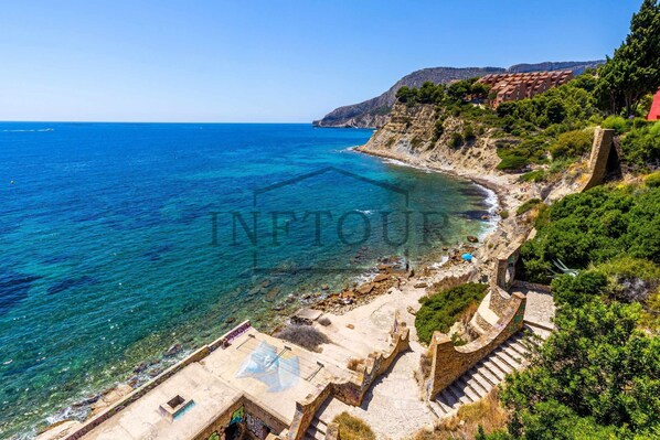 بالقرب من الشاطئ