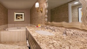 Ein Badezimmer mit einem Doppelwaschtisch, einem großen Spiegel und einer Badewanne.
