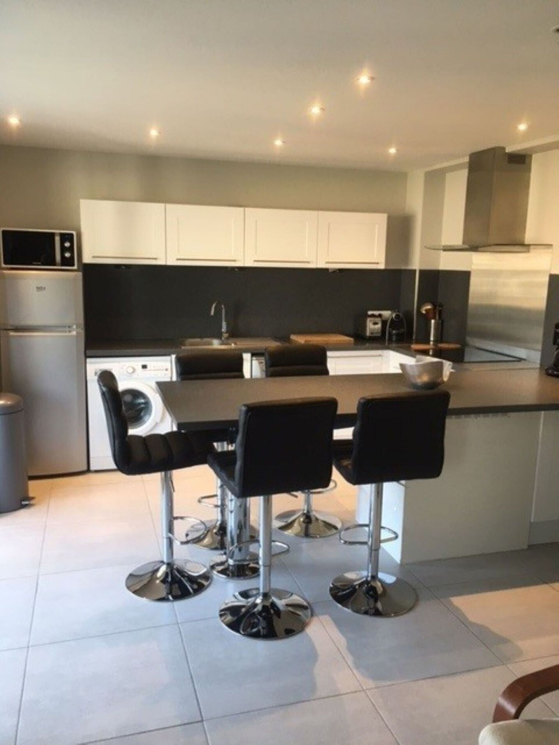 Geladeira, micro-ondas, fogão, lava-louças