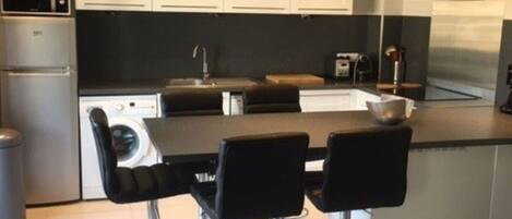 Geladeira, micro-ondas, fogão, lava-louças