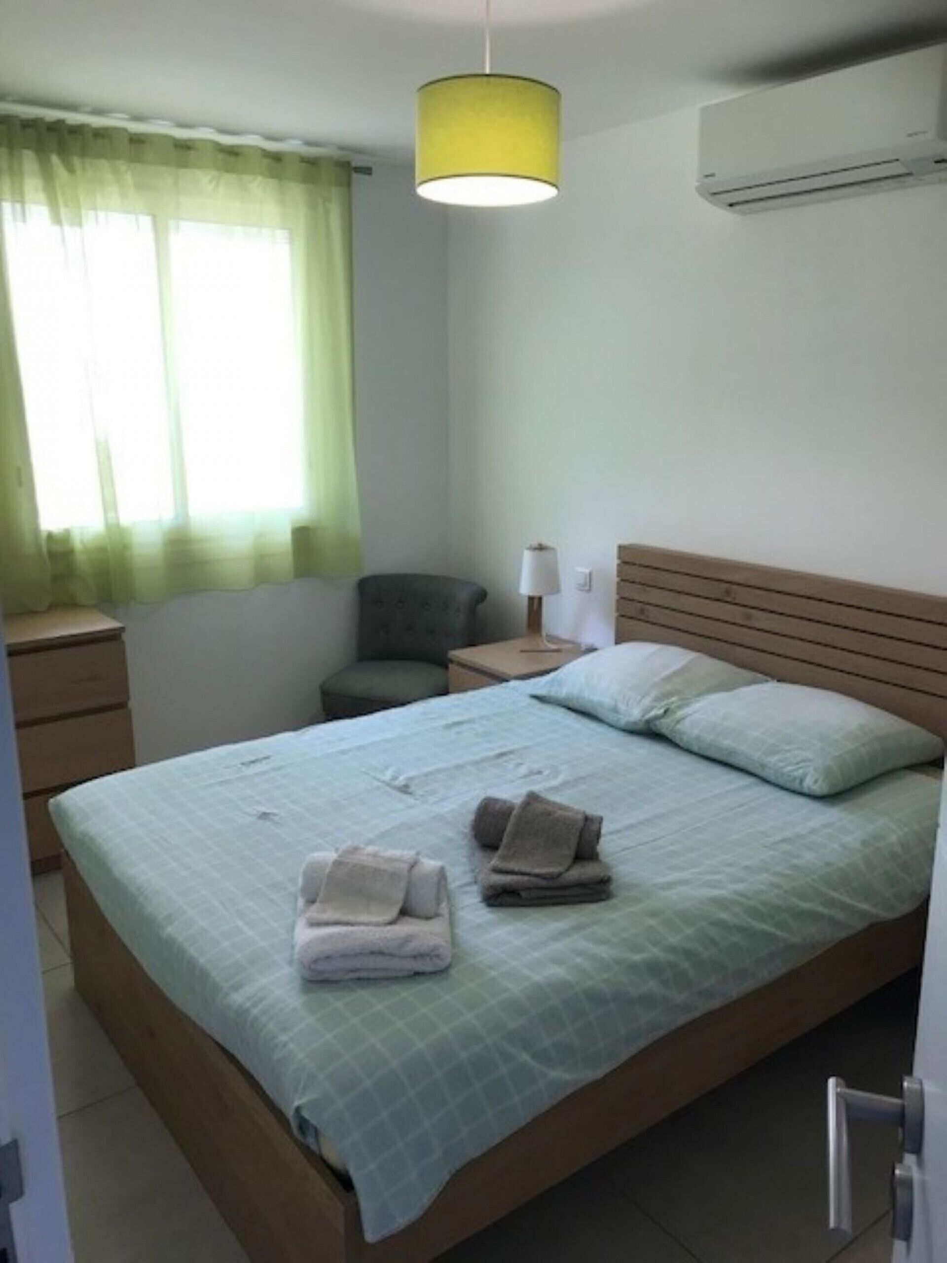 2 bedrooms, iron/ironing board, bed sheets