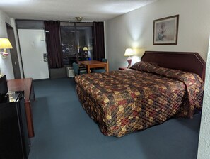 Desk, soundproofing, free WiFi, bed sheets