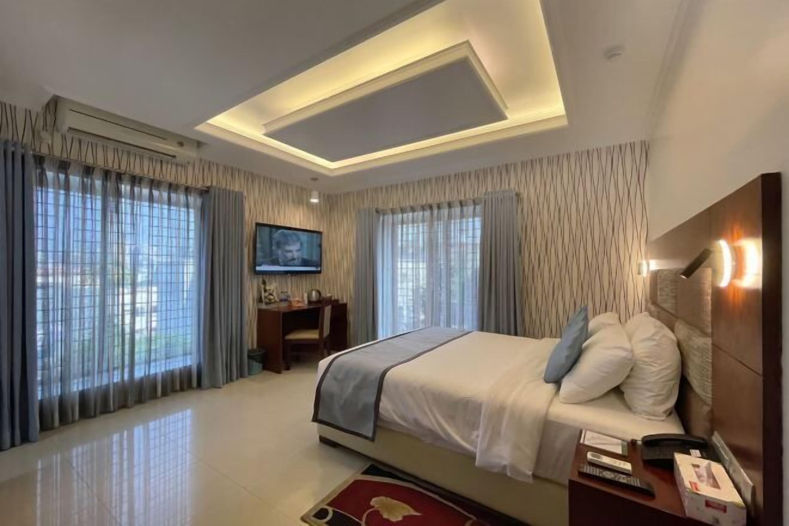 Een bureau, geluiddichte muren, gratis wifi, beddengoed