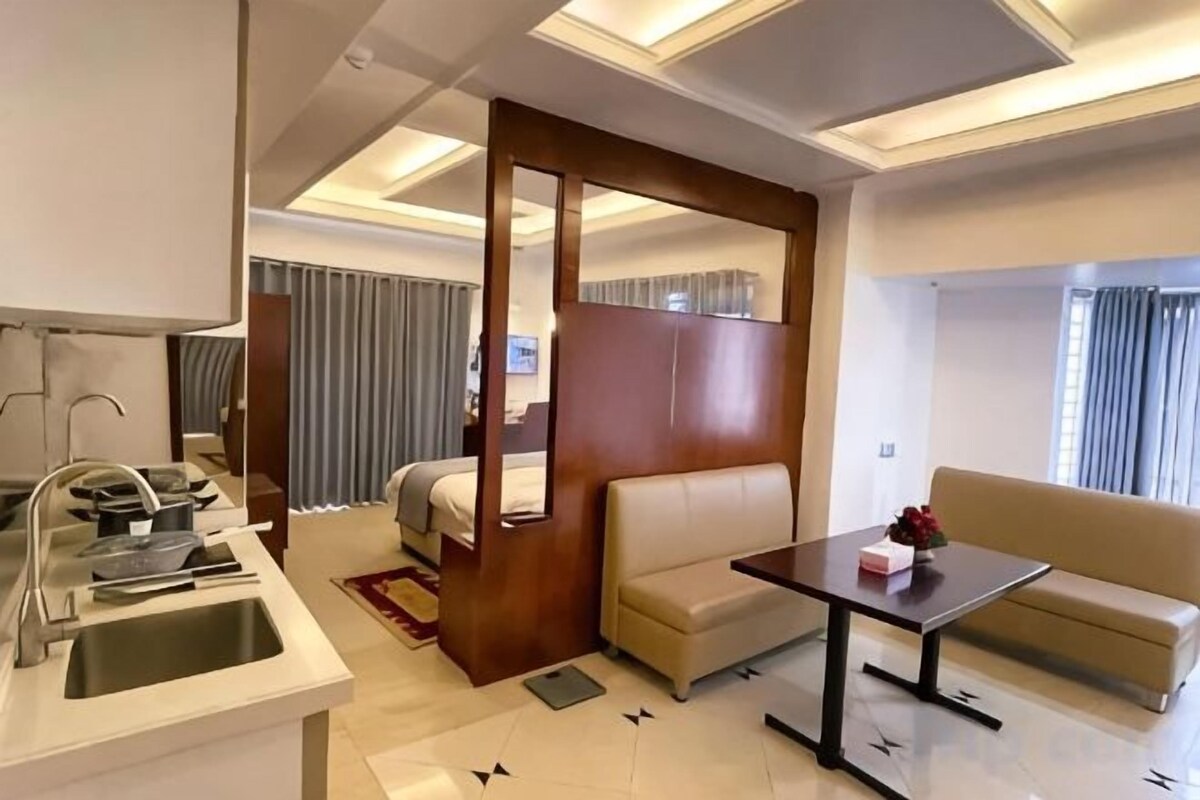 Desk, soundproofing, WiFi (free), bed sheets