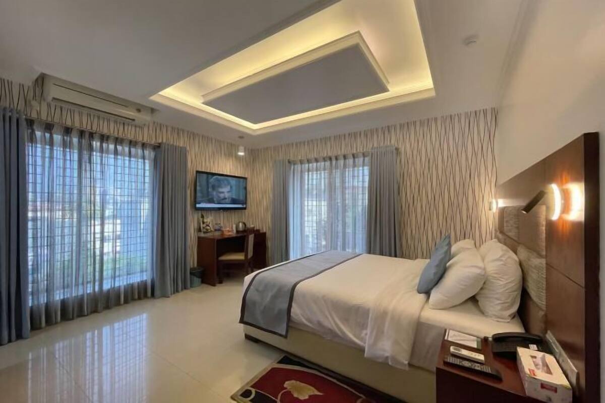 Desk, soundproofing, free WiFi, bed sheets