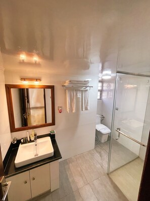 Superior-Zimmer | Badezimmer | Kostenlose Toilettenartikel, Bademäntel, Hausschuhe, Handtücher