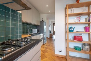 ثلاجة، ميكروويف، فرن، موقد طهي مسطح