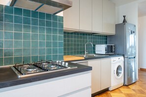 Een koelkast, een magnetron, een oven, een kookplaat