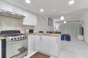 ثلاجة، ميكروويف، فرن، موقد طهي مسطح
