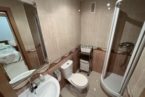 Combined shower/bathtub, bidet