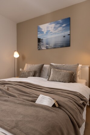 1 bedroom, free WiFi, bed sheets - Apartment "Claudia's Seeherz" with Private Garden & Wi-Fi (Wasserburg (Bodensee))